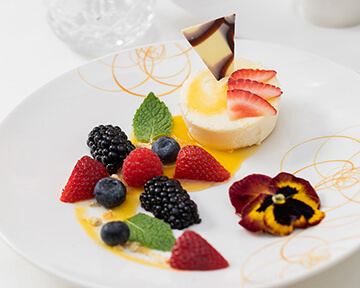 Chef&rsquo;s special dessert with brioche