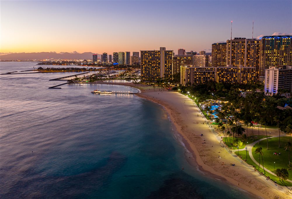 The Best Time of Year for an Oahu Dinner Cruise
